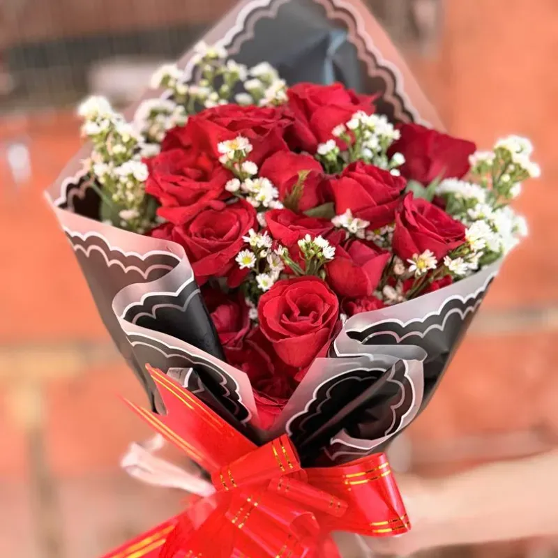 Ramo de rosas rojas naturales con papel coreano