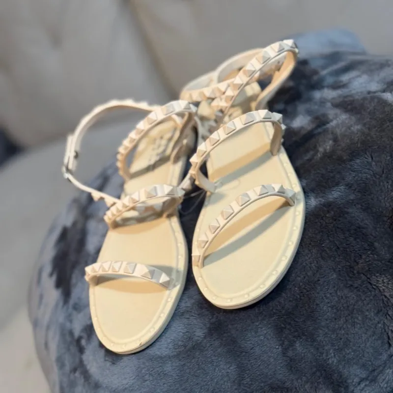 Sandalias planas beige