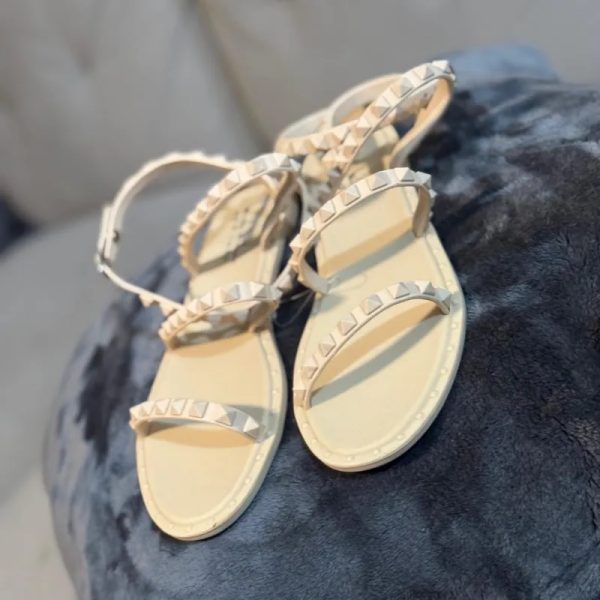 Sandalias planas beige