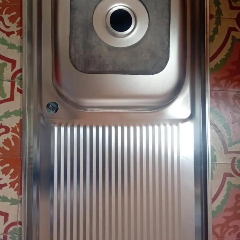 Fregadero de acero inoxidable con escurridera a la derecha