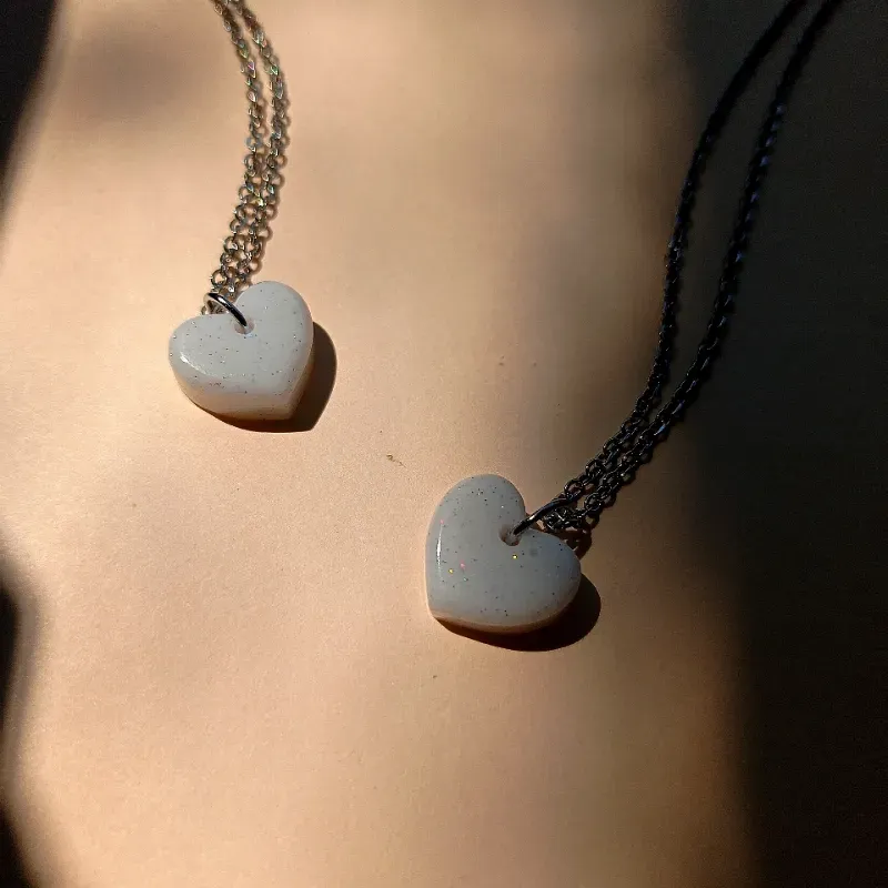 Collares de corazón y brillos