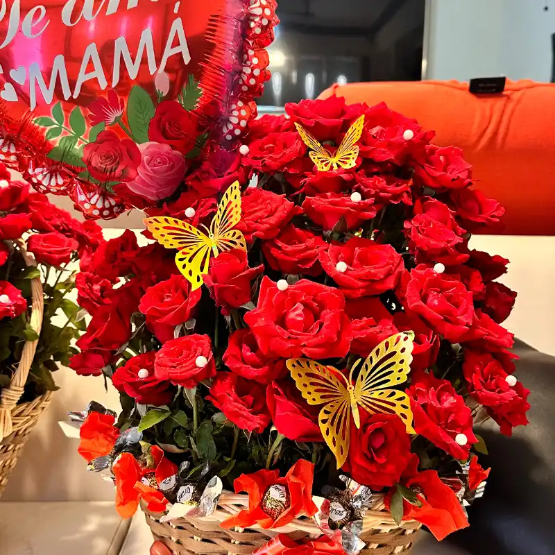 Cesta de rosas  naturales con perlas y globos