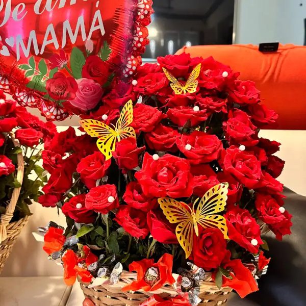 Cesta de rosas  naturales con perlas y globos
