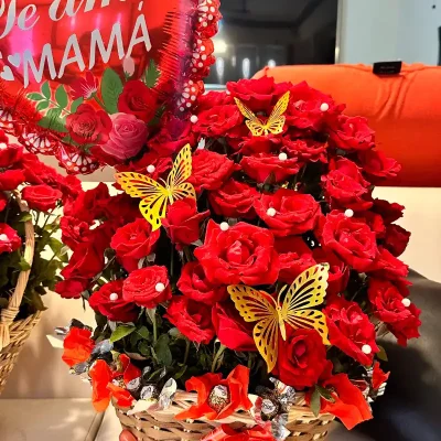 Cesta de rosas  naturales con perlas y globos