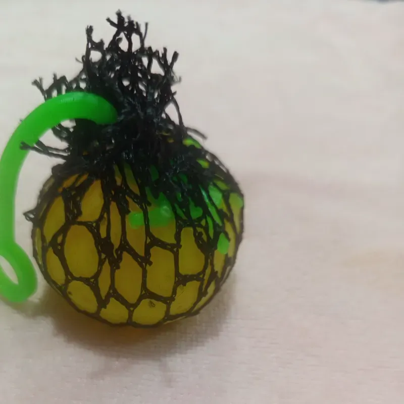 Pelota squish de bolitas