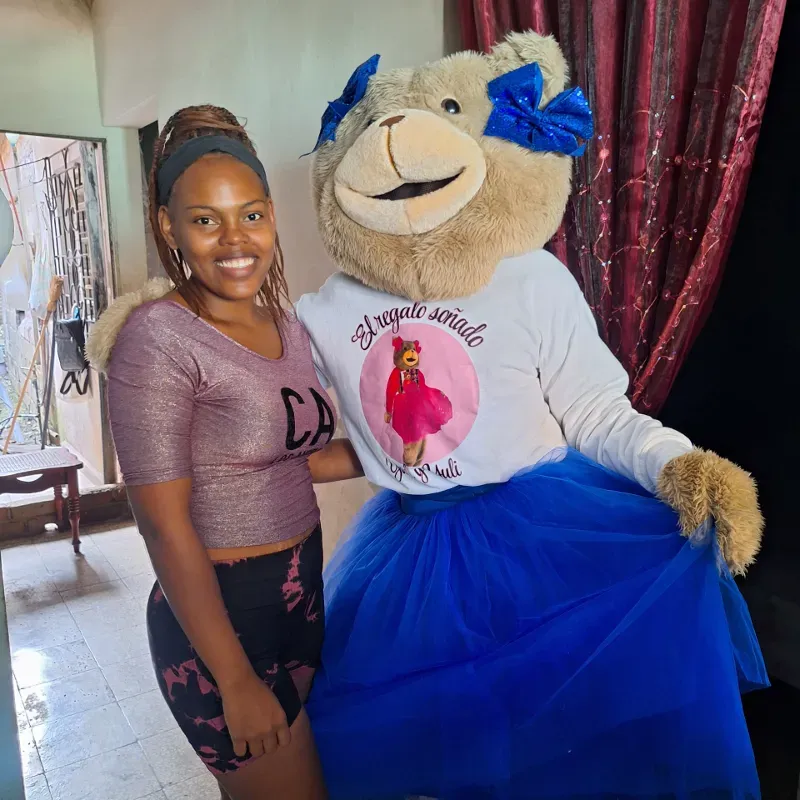 Entrega sorpresa a un niño en su cumpleaños 