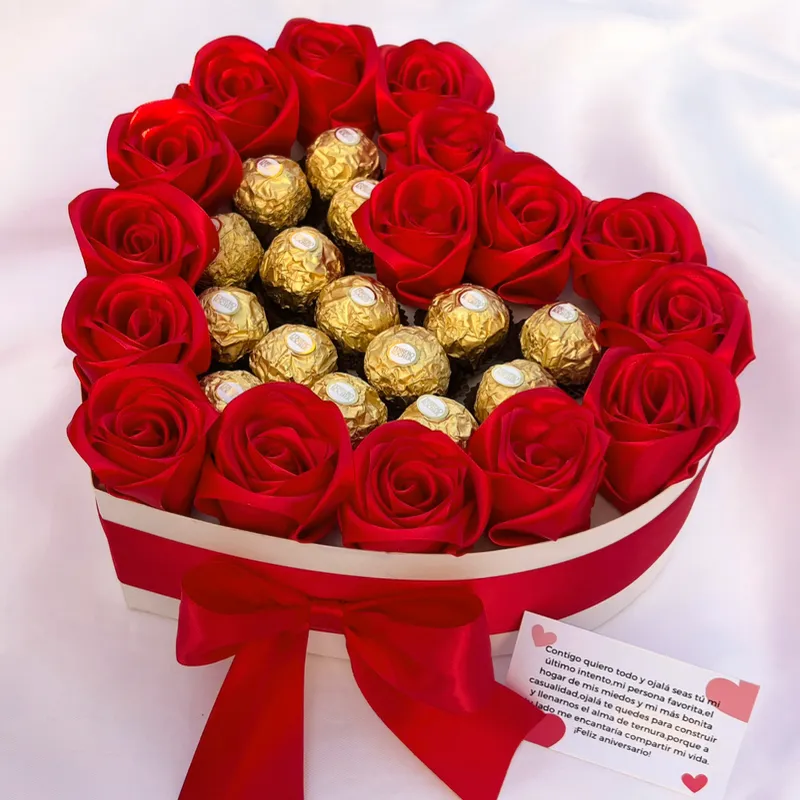 Corazón mediano con rosas por los bordes y bombones en el centro