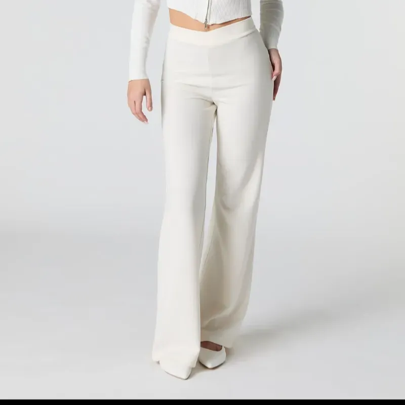 Pantalon blanco.