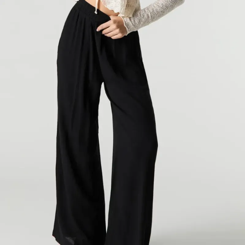 Pantaloneta  negra ancha de hilo.