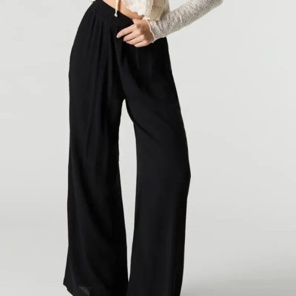 Pantaloneta  negra ancha de hilo.