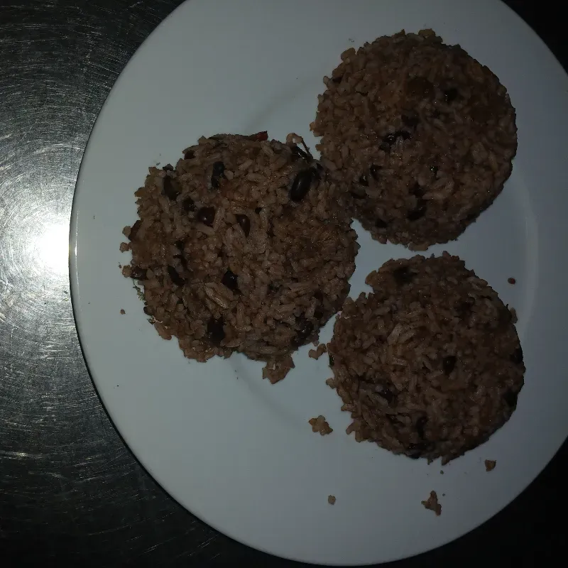 ARROZ MORO Y CRISTIANO/WHITE RICE MIXED WITH BLACK BEANS