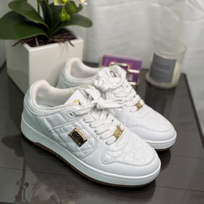GUESS tenis blancos con detalles dorados