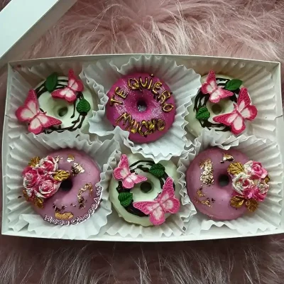 Caja de 6 minidonas personalizadas "TE QUIERO MUCHO"