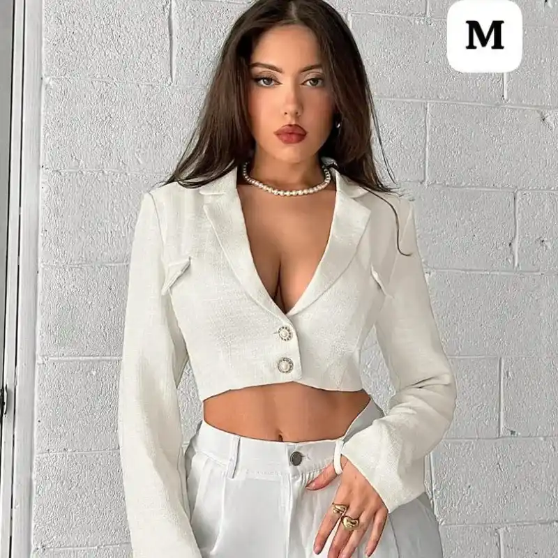  Blazer Corto Blanco – Minimalismo elegante con presencia