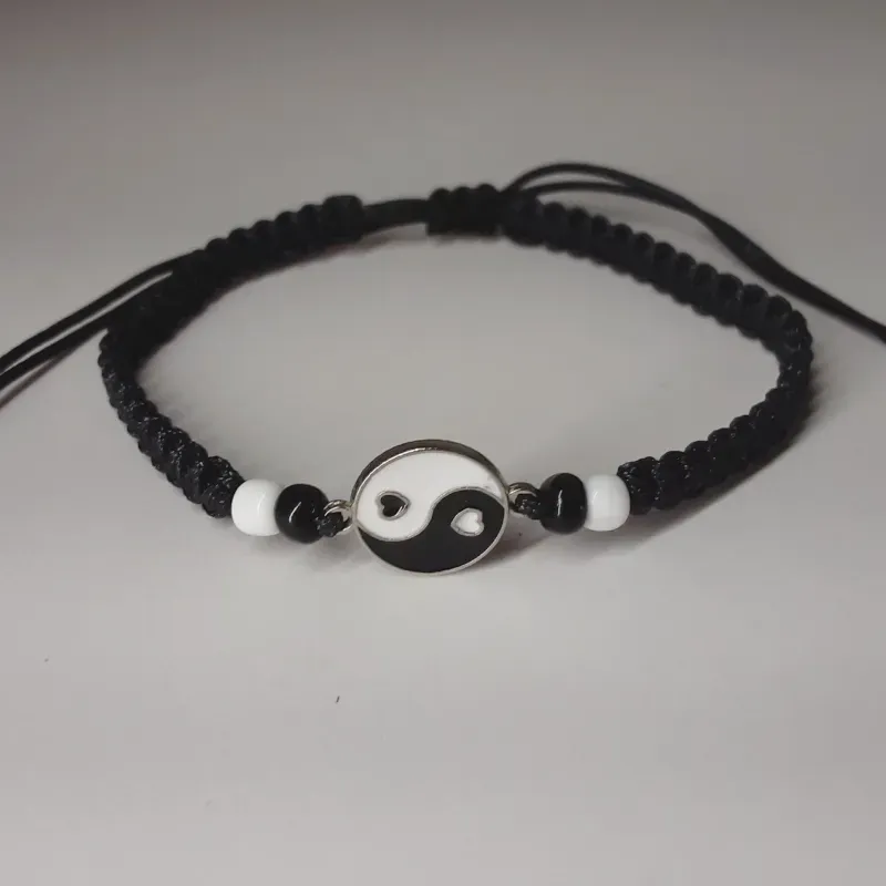 Pulsera tejida con conector ying yang
