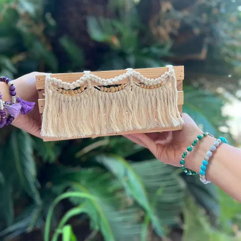 Caja de madera decorada con macramé (M2)
