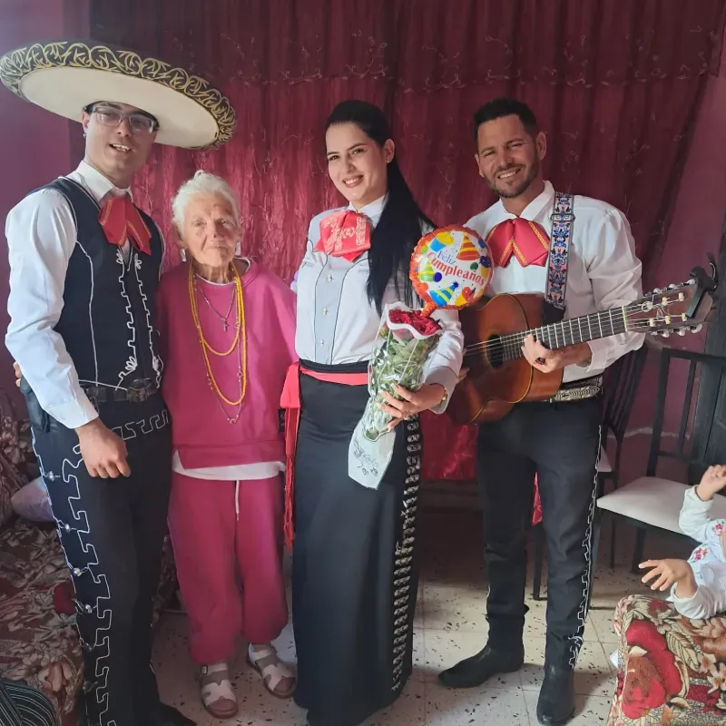 3 mariachis 1 mascota