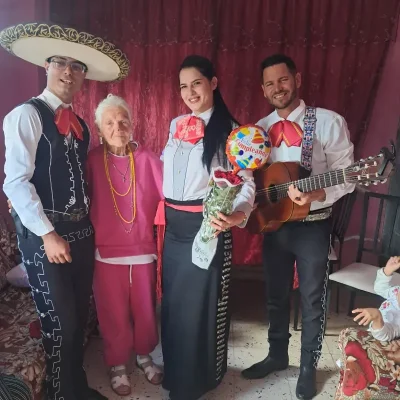 3 mariachis 1 mascota