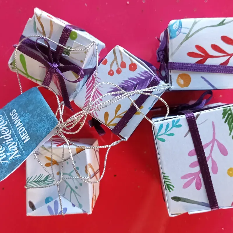 Adornos navideños medianos cajas