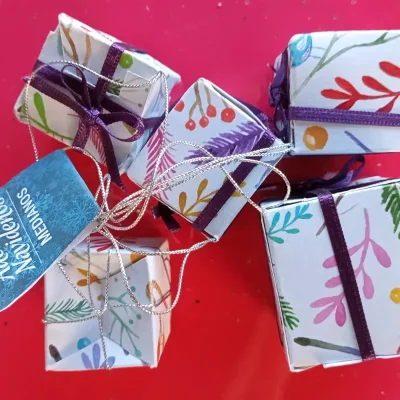 Adornos navideños medianos cajas