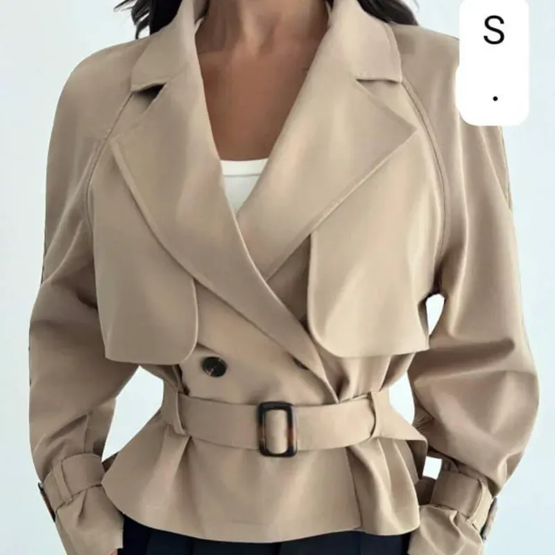 ️ Trench Beige con Cinturón – Clásico renovado con fuerza femenina