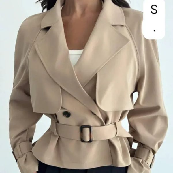 ️ Trench Beige con Cinturón – Clásico renovado con fuerza femenina