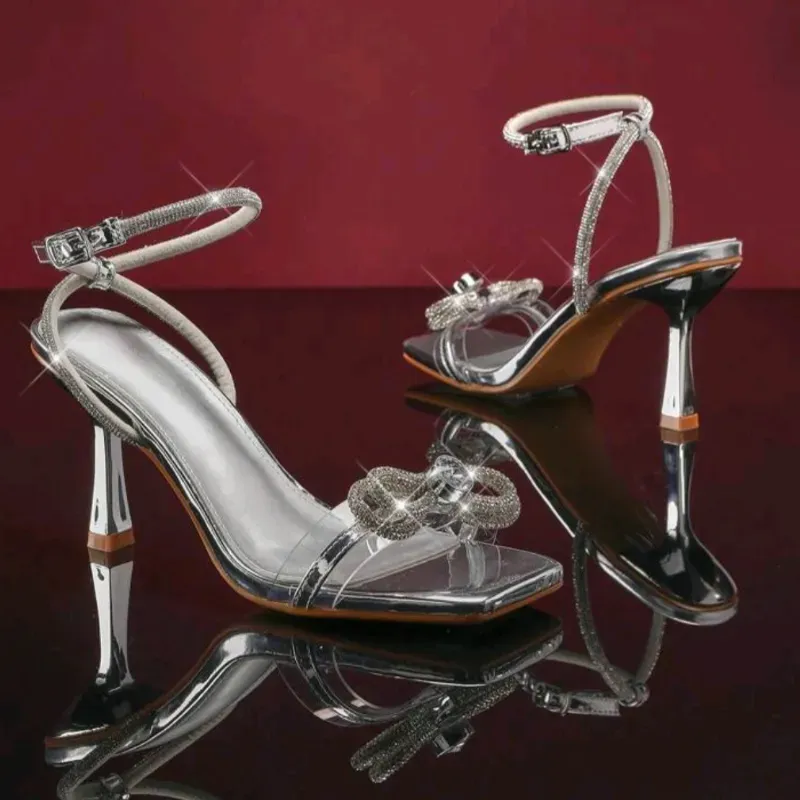  Zapatos de tacón con pedrería — Plateado