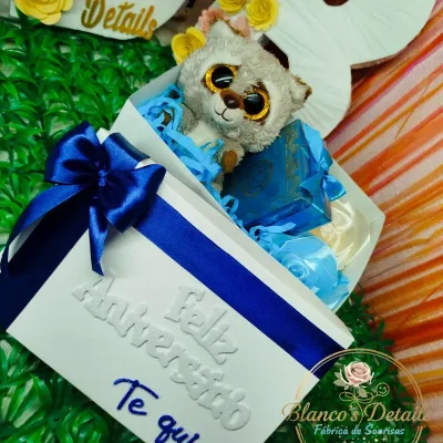 Caja de regalo con peluche y perfume