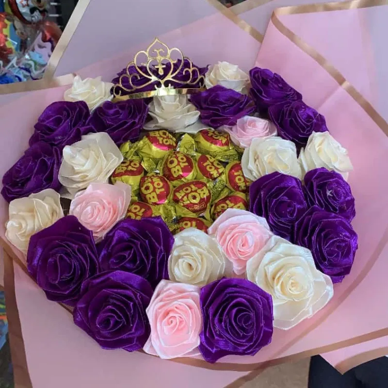 RAMO DE FLORES ETERNAS CON BOMBONES