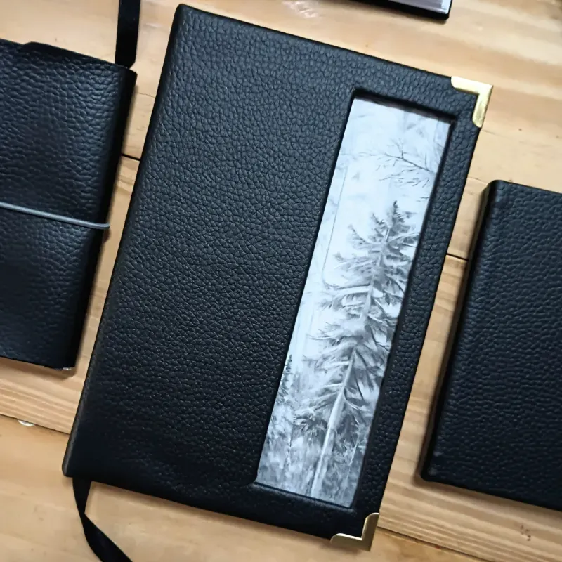 Agenda negra de vinil con hueco al costado