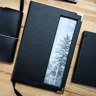 Agenda negra de vinil con hueco al costado