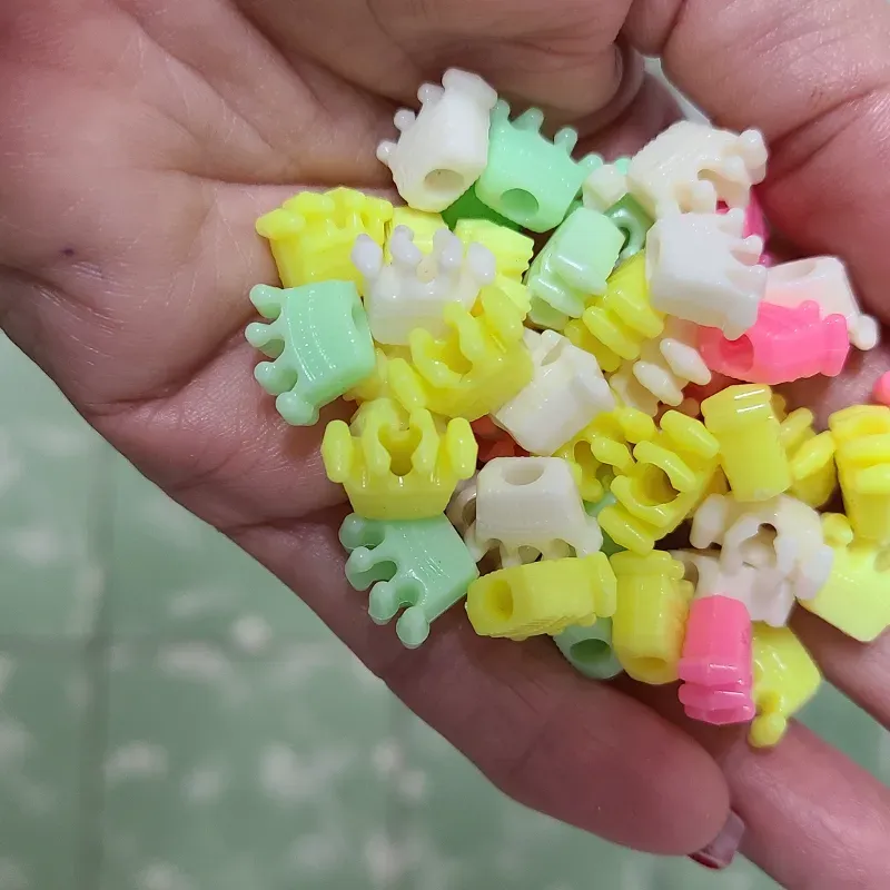 Cuentas plásticas tipo corona