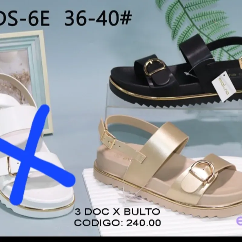Sandalias con filo dorado calzadas