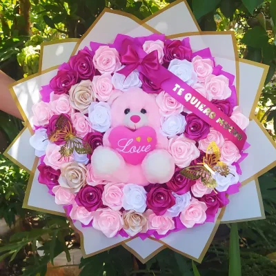 Ramo de 50 rosas eternas con peluche.