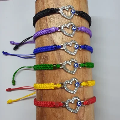Pulsera tejidaa con conector de corazón y ojo turco