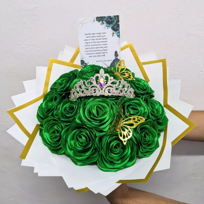 Ramo de 15 Rosas con Tiara, Mariposa y Postal