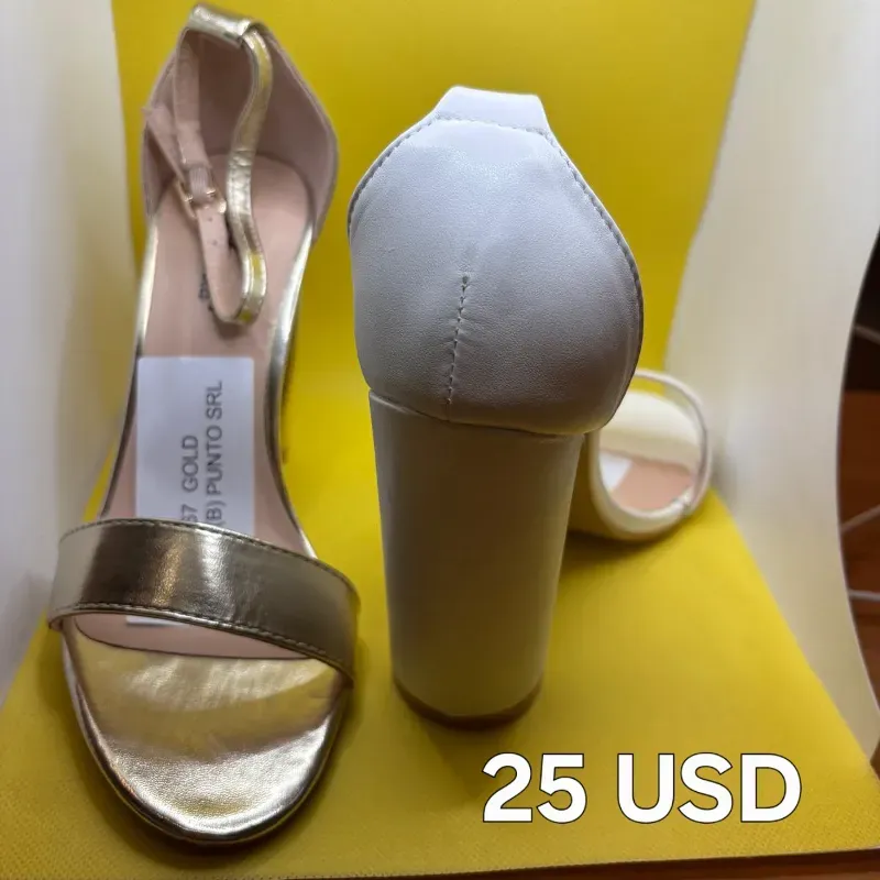 Tacón alto con agarre al tobillo