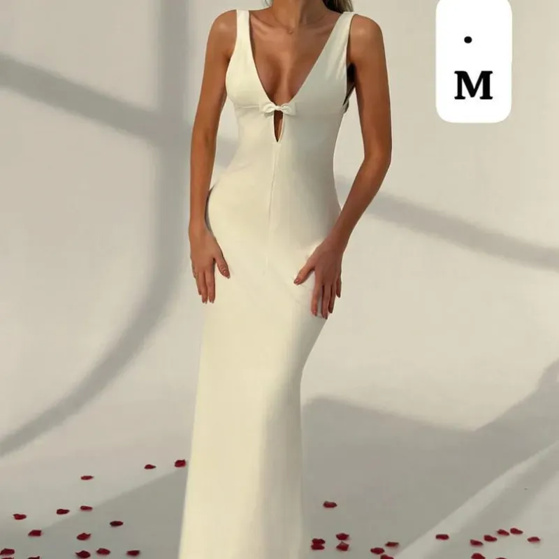  Vestido White Petal – Elegancia pura con escote profundo y corte de impacto