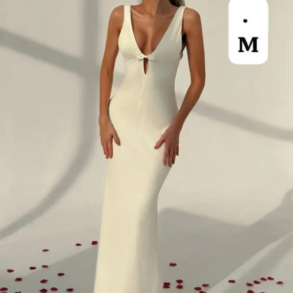  Vestido White Petal – Elegancia pura con escote profundo y corte de impacto