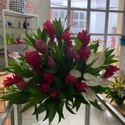 Arreglos con flores tropicales