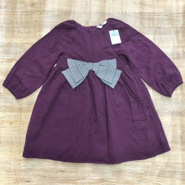 Vestido violeta de mangas largas con lazo