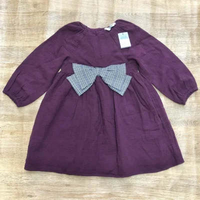 Vestido violeta de mangas largas con lazo