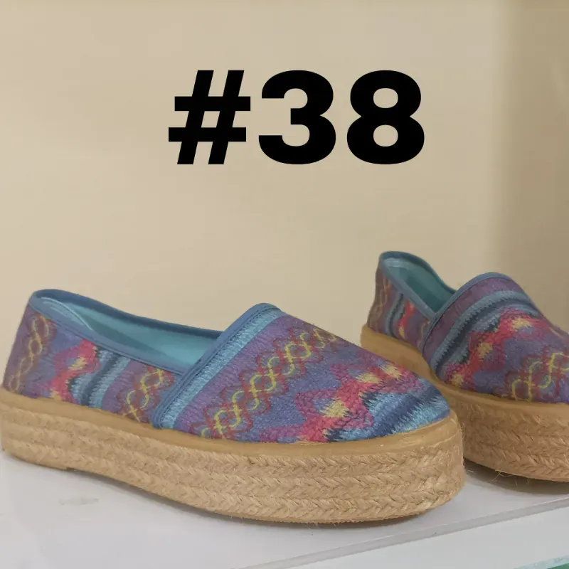 Alpargatas altas, de estampado azul, de saco.