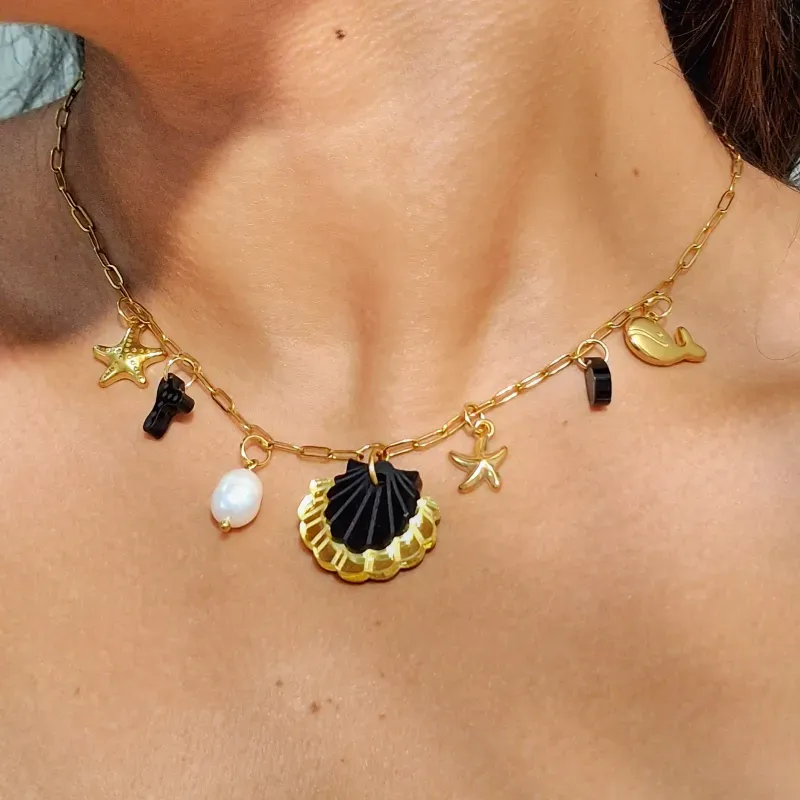 Collar dorado con concha negra