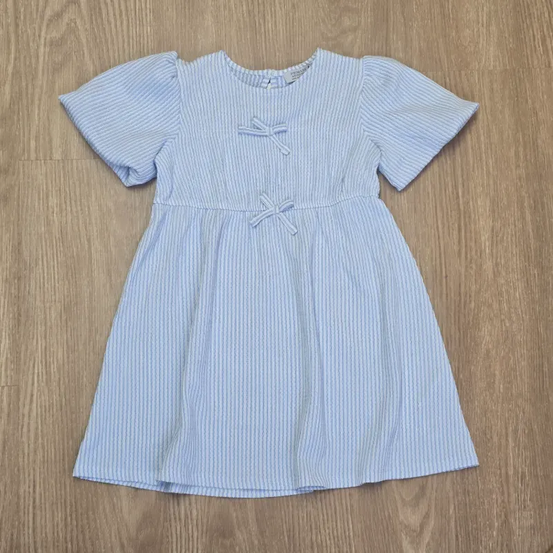 Vestido azul de rayas con lazos elegante