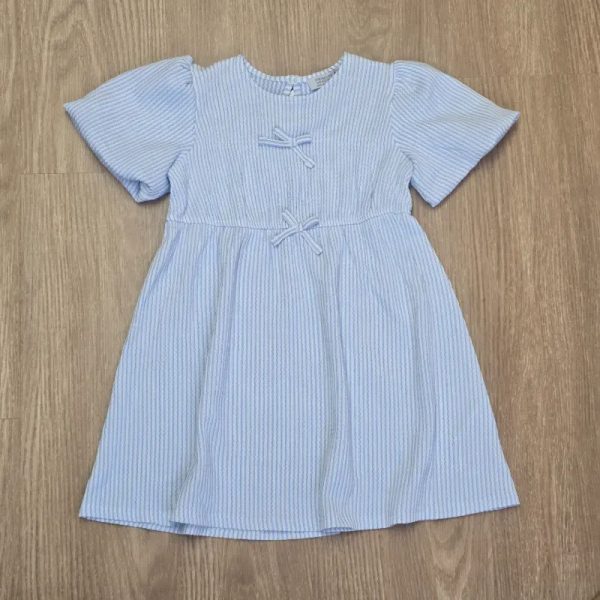 Vestido azul de rayas con lazos elegante