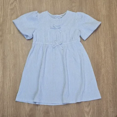 Vestido azul de rayas con lazos elegante