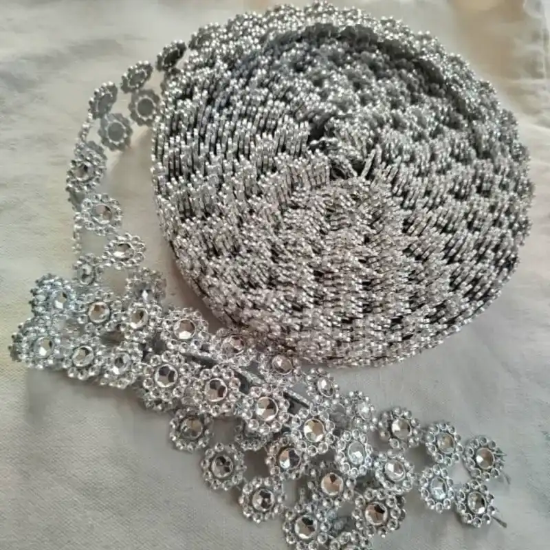 Cinta de Acrílico Plateada con Flores