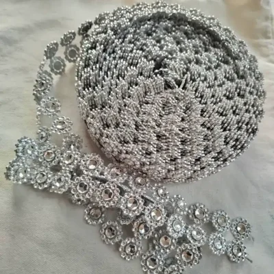 Cinta de Acrílico Plateada con Flores