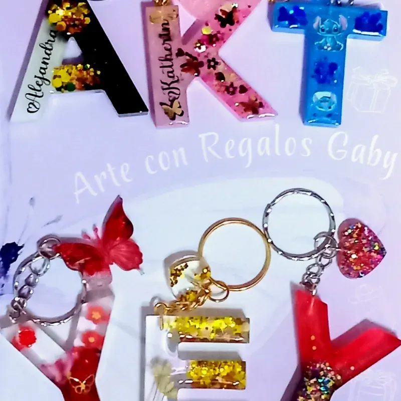 Llaveros de iniciales con accesorios